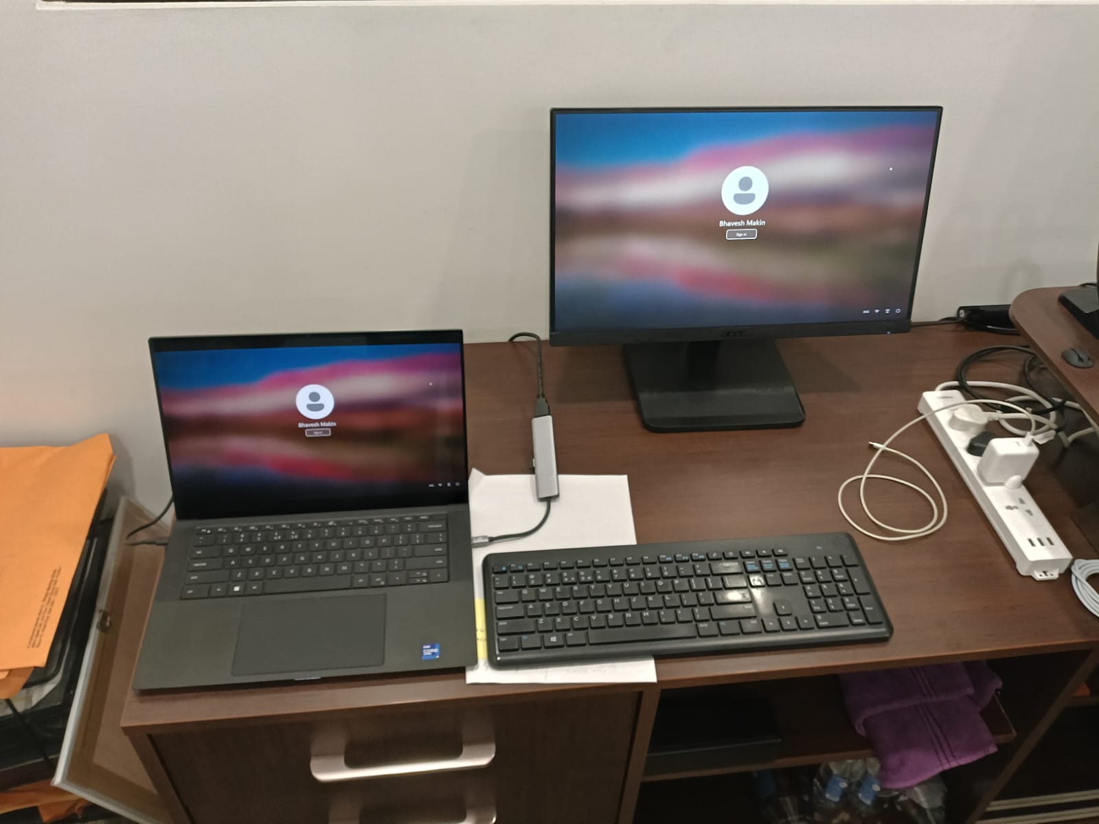 Laptop And External Monitor Login Setup